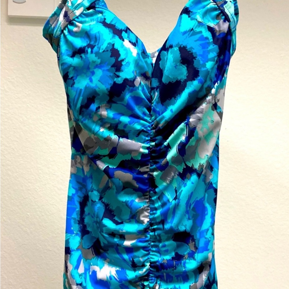 Maxine of Hollywood bathing suit. Size 10
Excellent condition!